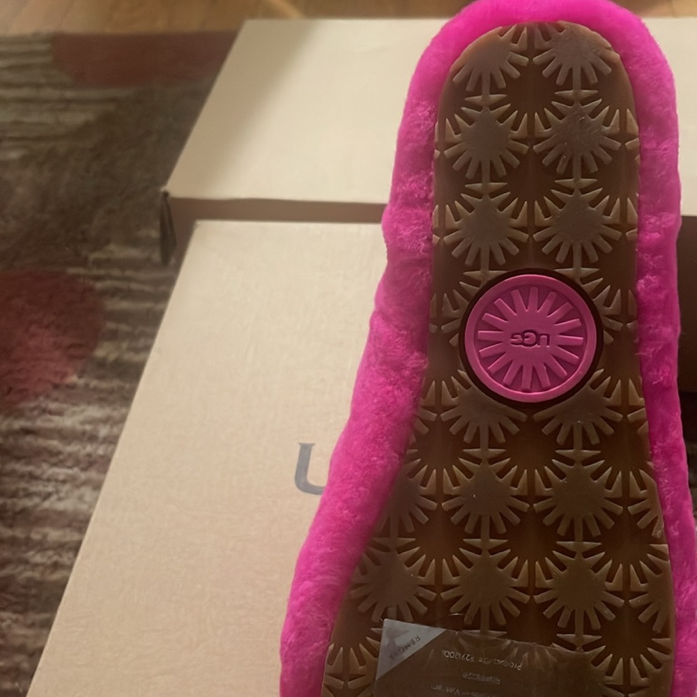 Pink size 8 Ugg slide - Picture 3 of 3